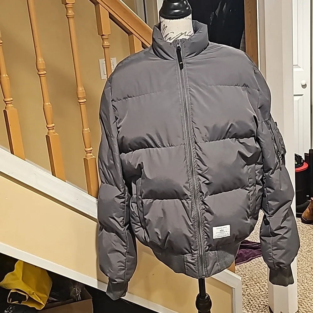 UNISEX gray puffer coat....size XL... LIKE NEW!! ALPHA INDUSTRIES. - Picture 3 of 8